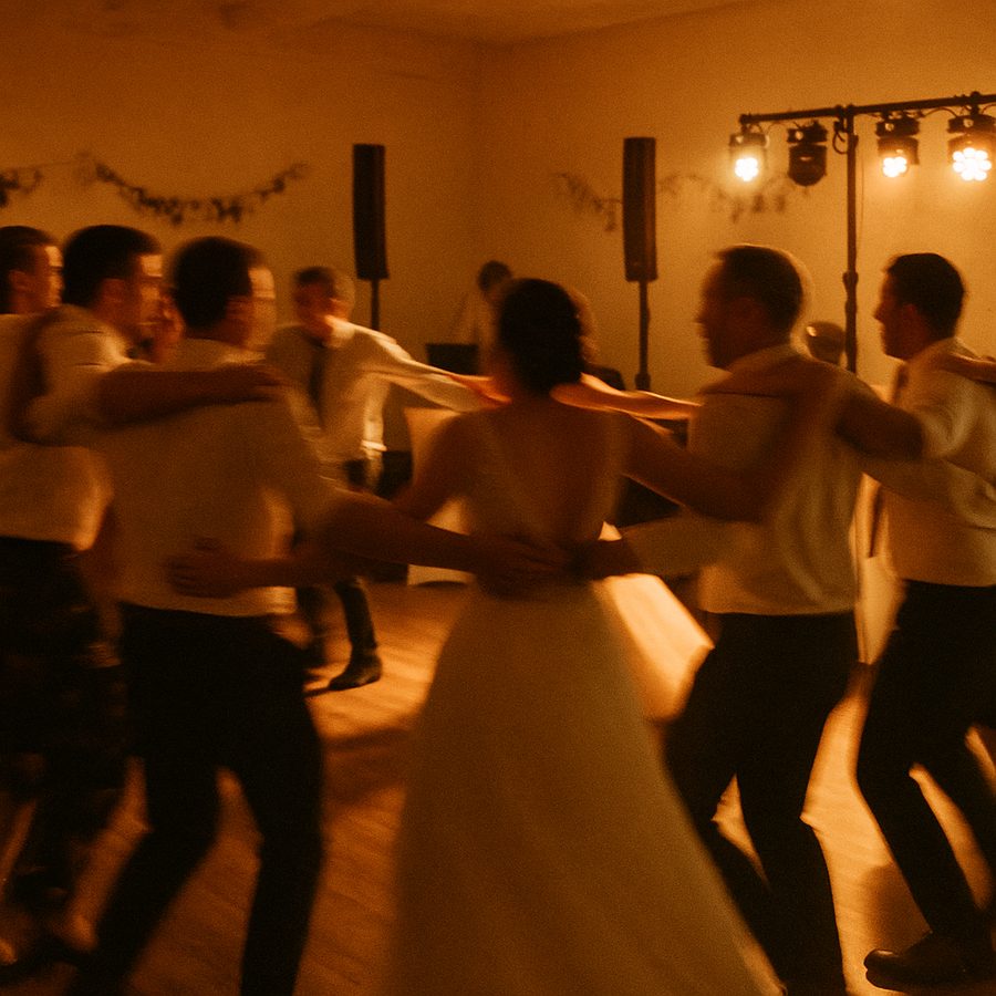 Hosté tančí v kruhu na svatbě